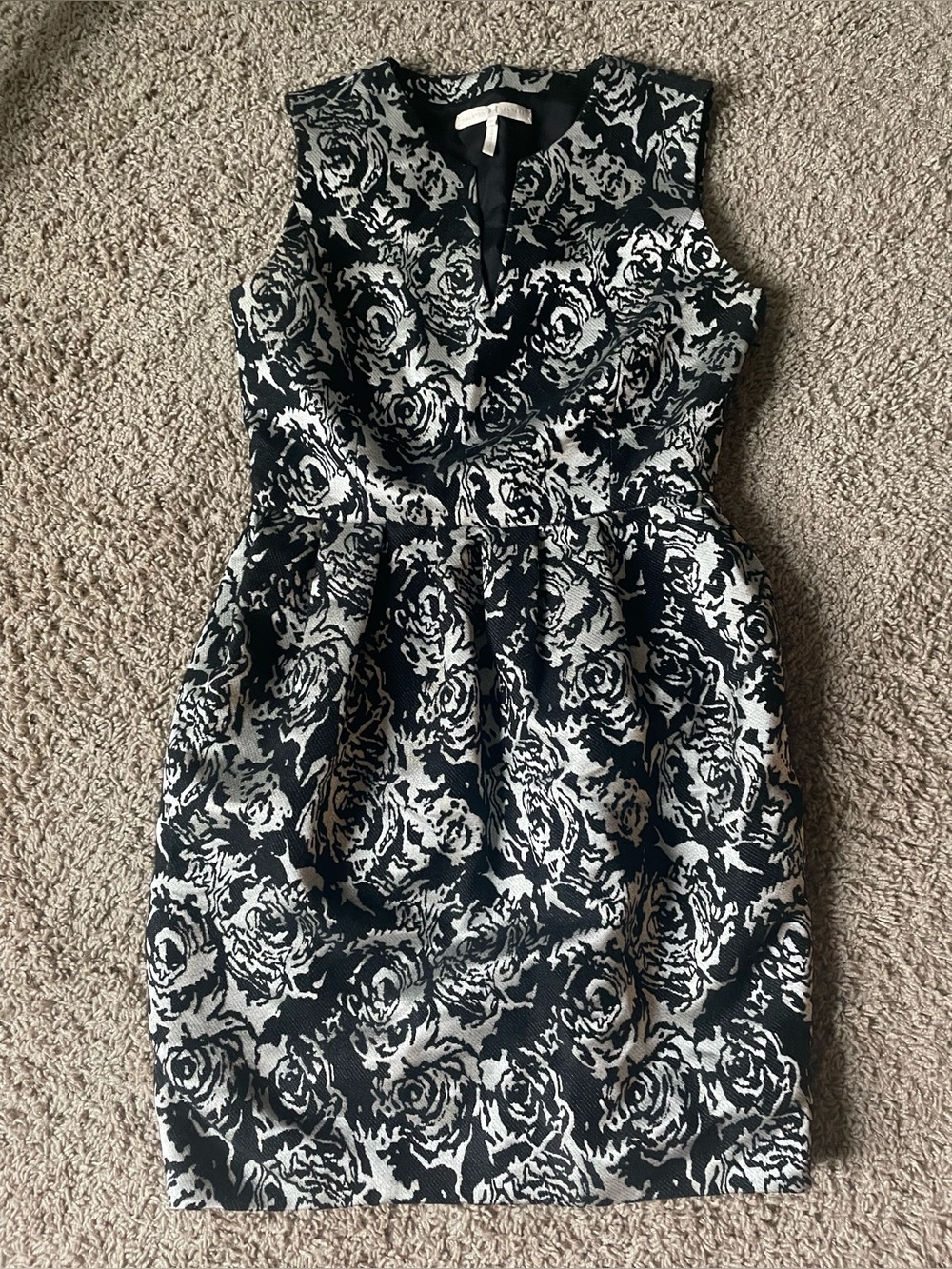 Halston Heritage Woman’s Brocade Dress in SZ 4 in gently used condition